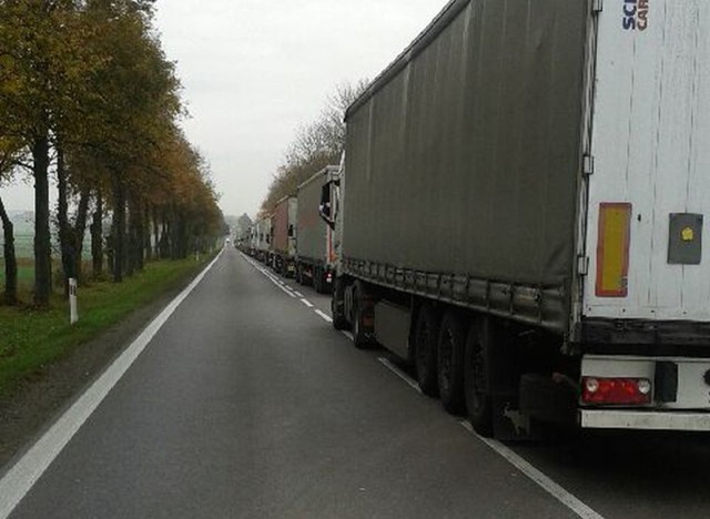 Na drodze krajowej nr 8 przed Korycinem w kierunku Augustowa tworzą się olbrzymie korki.