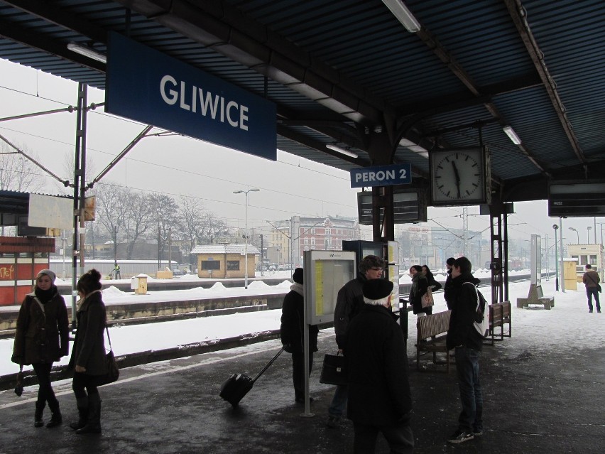 Pasażerowie w Gliwicach nie są do końca zadowoleni z debiutu Kolei Śląskich. O 12 wciąż opóźnienia