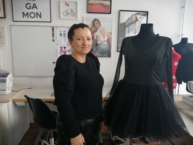 Prosta sukienka z delikatnym tiulem plus błyszcząca tkanina na górze to jedna z propozycji Justyny Wesołowskiej Gamoń.