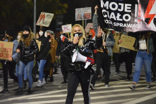 Strajk kobiet w Wieluniu. Tłumy ludzi przemaszerowały ulicami miasta