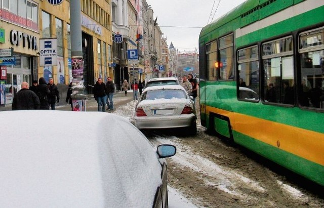 Złe zaparkowanie samochodu może kosztować kierowcę nawet kilka tysięcy złotych