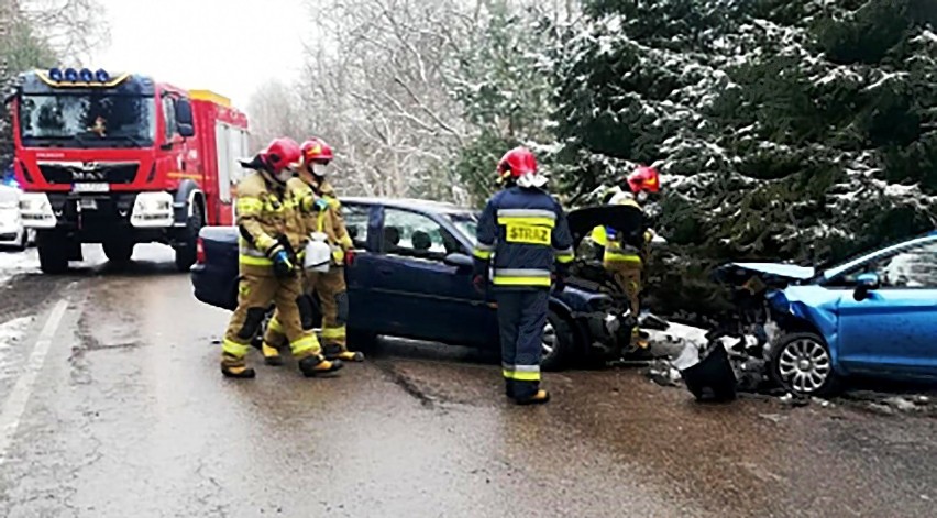 Wilkowisko. Czołowe zderzenie dwóch samochodów osobowych na drodze powiatowej pod Limanową. Jedna osoba ciężko ranna [ZDJĘCIA]