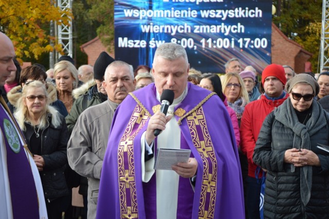 W uroczystość Wszystkich Świętych wielu lęborczan oraz gości z Polski i zagranicy od godzin porannych nawiedziło cmentarz w Lęborku.