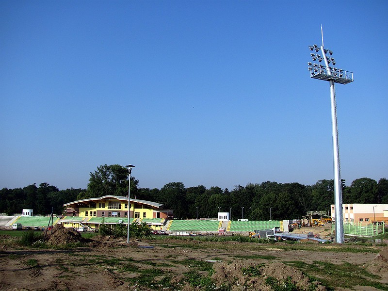 Kalisz: Stawiają jupitery na stadionie przy Łódzkiej w Kaliszu. ZDJĘCIA