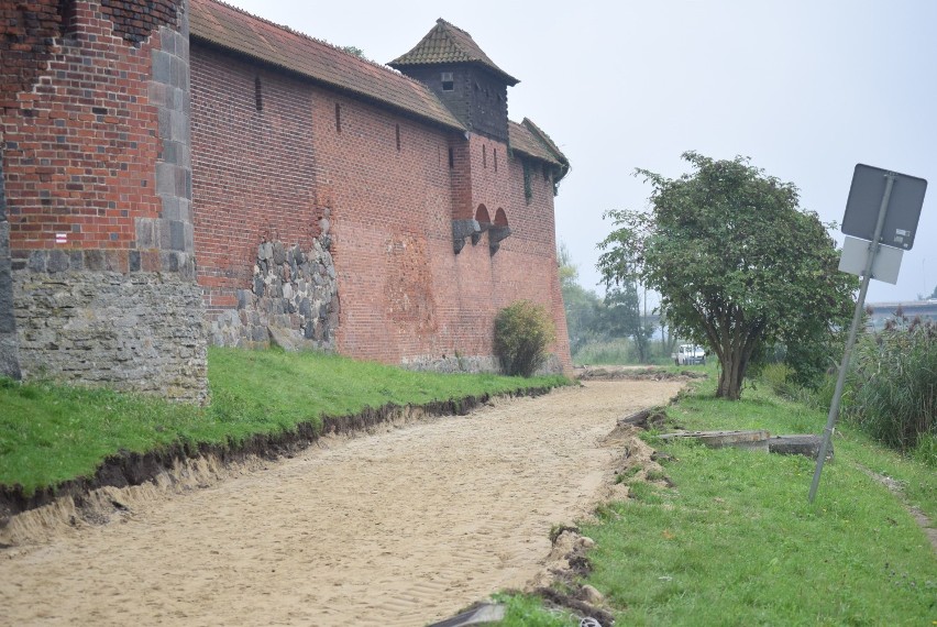 Malbork. Bulwar nad Nogatem zamienił się w długą plażę. Wykonawca spieszy się z realizacją tej ważnej dla miasta inwestycji