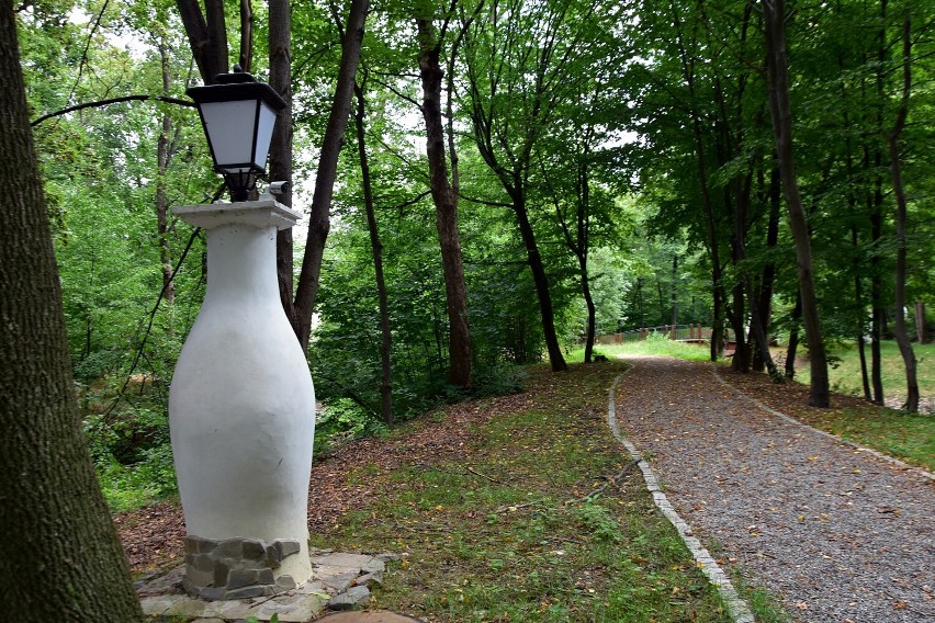 Park i ekspozycja w odrestaurowanych podziemiach dworu w Ropie to magnes na turystów odwiedzających Beskid Niski