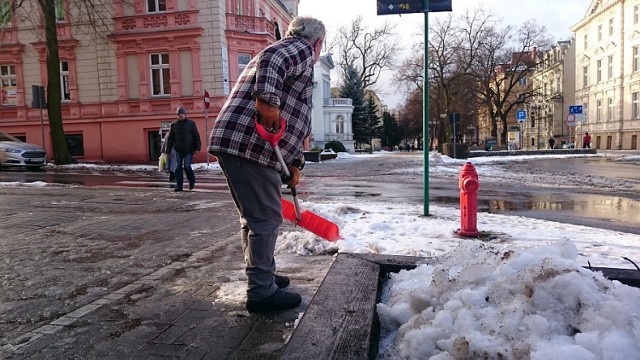 W Zielonej Górze trwa odśnieżanie deptaka. Biały puch usuwany jest nie tylko za pomocą łopat. Do akcji włączyły się pługi śnieżne.