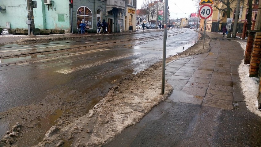 W Gorzowie śnieg topnieje, na ulicach i chodnikach zalega...