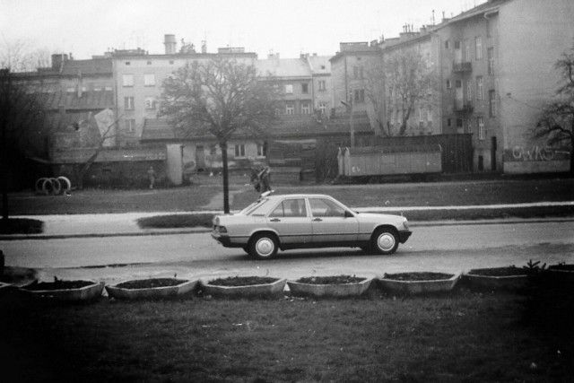 Ulica Słowackiego, w głębi zabudowania przy ulicach Grodzisko i Baldachówka. Na pierwszym planie zwraca uwagę „wypasiony” samochód. 25 listopada 1984 r.