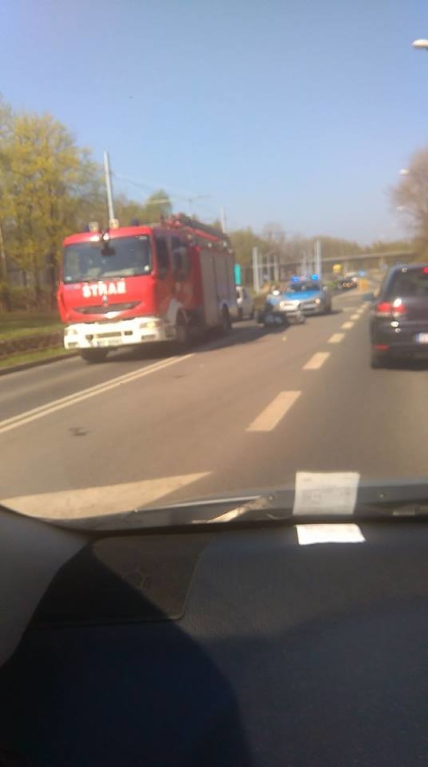 Wypadek motocyklisty w Bytomiu [ZDJĘCIA]. Chciał wyprzedzić busa i wjechał w tył samochodu