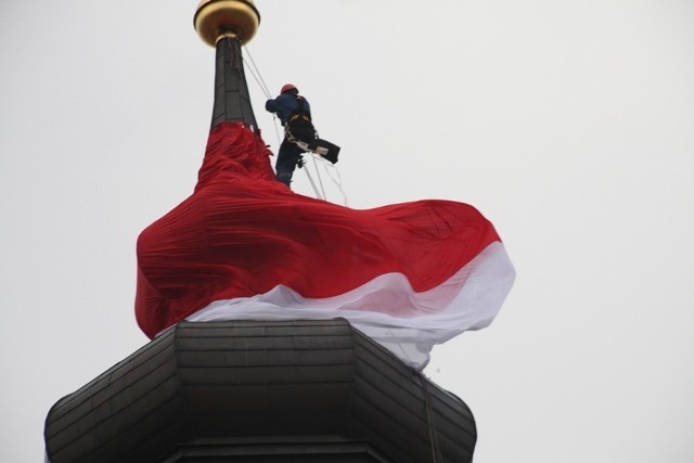 Wieża ratuszowa w Głogowie ma mikołajową czapkę