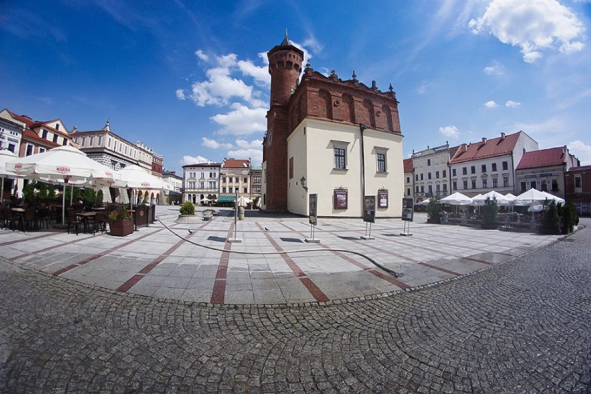 Tarnów. Kurtyna wodna na rynku chłodzi w upały [ZDJĘCIA]