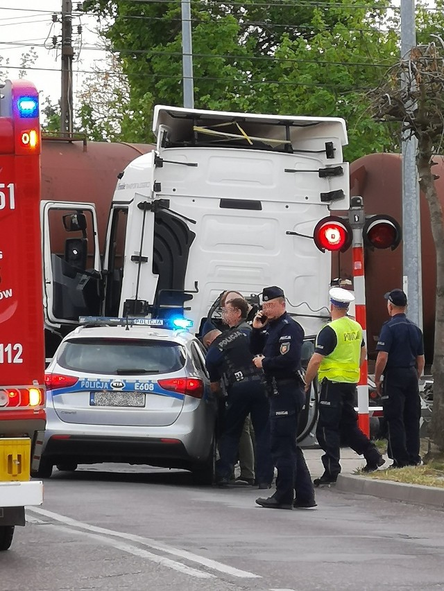 Ciężarówka wjechała na strzeżony przejazd kolejowy w Świebodzinie