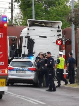 Wypadek na przejeździe w Świebodzinie. Kierujący zestawem pojazdów ciężarowych uszkodził zaporę i wjechał na strzeżony przejazd kolejowy