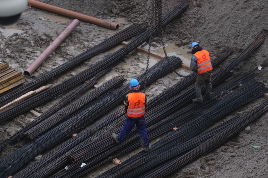 Gdynia. Flesz z przeszłości. 1.12.2009. Rozbudowa centrum handlowego na Wzgórzu Świętego Maksymiliana. Praca na budowie wre!