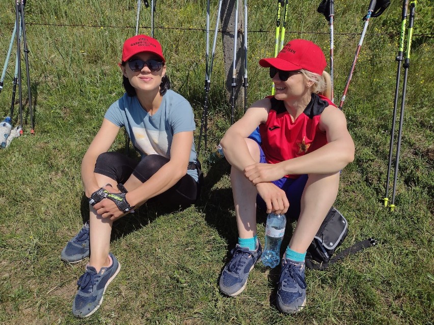 Marsz Tropem Sieradzkich Mostów. W trasę ruszyli miłośnicy nordic walking. Na wędrówkę zaprosił NWPL Garrosa Team Sieradz ZDJĘCIA