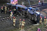 Śmiertelny wypadek w Gdańsku na al. Sucharskiego 26.10.2022. Betoniarka spadła z wiaduktu na tory kolejowe | ZDJĘCIA