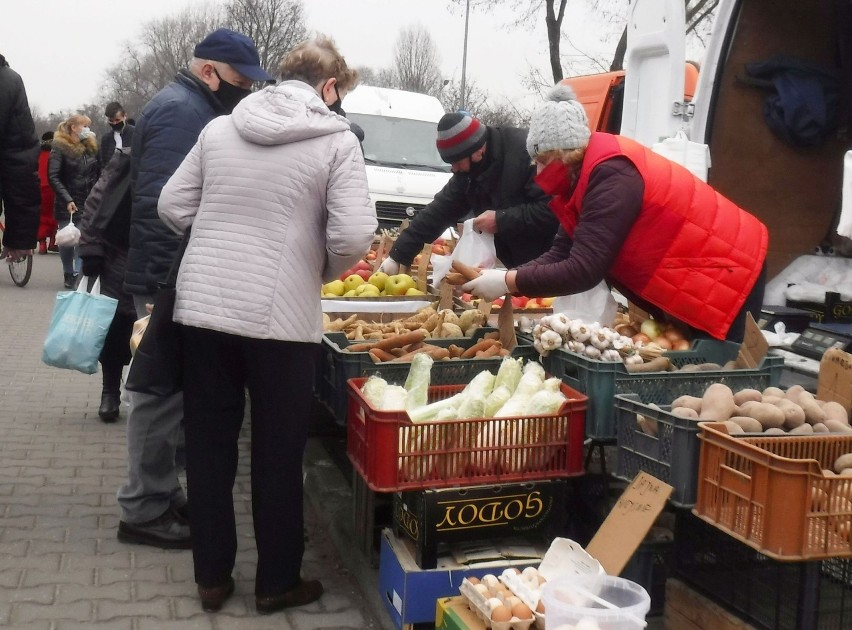 Czwartkowe zakupy na targowisku Korej. Dla wielu Radomian...