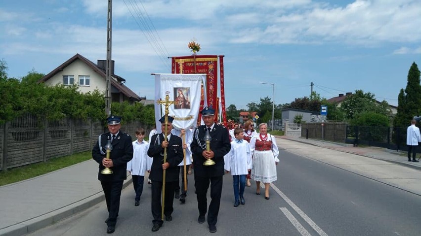 Procesja Bożego Ciała w parafii św. Wojciecha w Sieradz-Męce