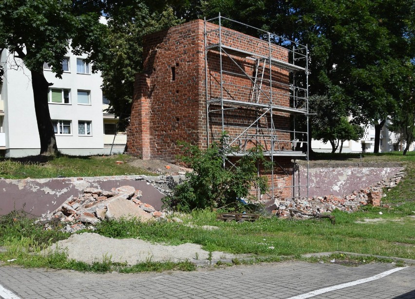 Trwa renowacja średniowiecznych murów. Powstanie zewnętrzne muzeum fortyfikacji [ZDJĘCIA]