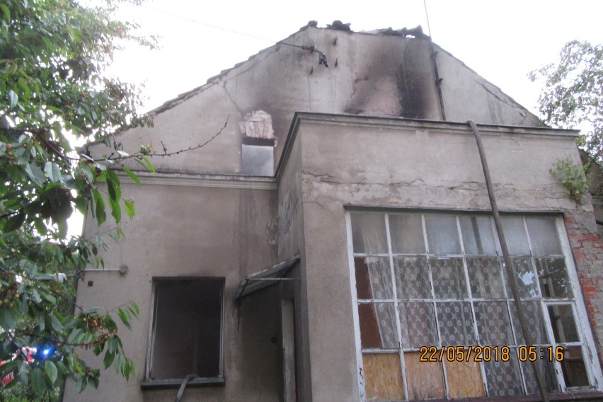 Przy Kochanowskiego w Grudziądzu płonął dach. W środku byli bezdomni [zdjęcia]