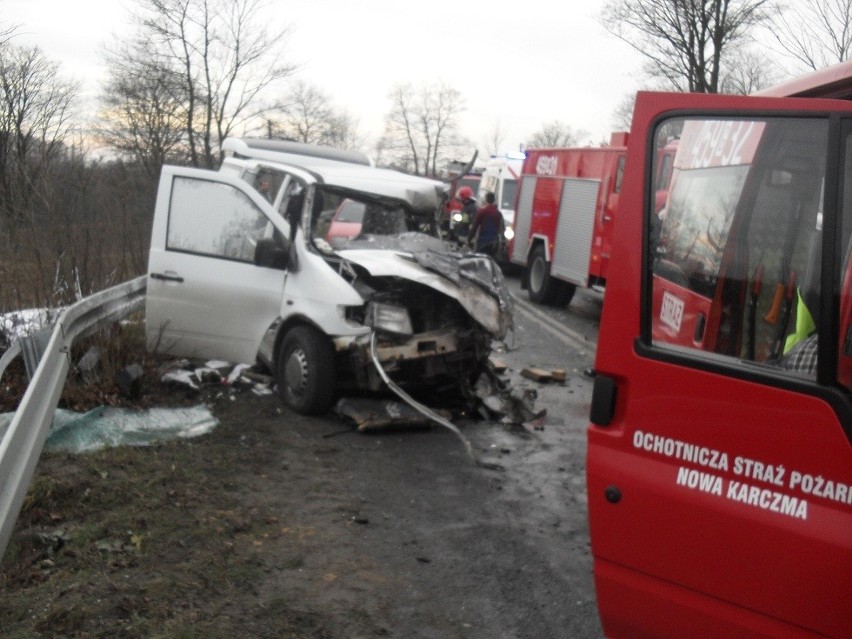 Wypadek w Hornikach Dolnych: Przód mercedesa całkowicie zmiażdżony. Kierowca w szpitalu