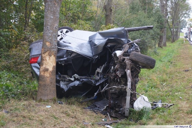 Dyżurny bielskiej Policji został poinformowany o  wypadku  drogowym na krajowej 19 w rejonie miejscowości Knorydy.  Policjanci natychmiast pojechali na miejsce.