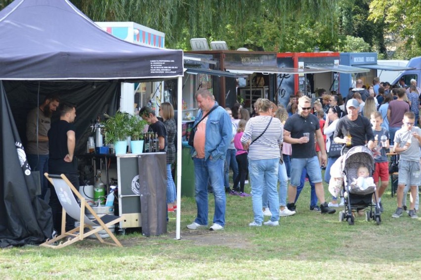 Szamotuły. W Parku Zamkowym trwa Food Truck Festiwal!