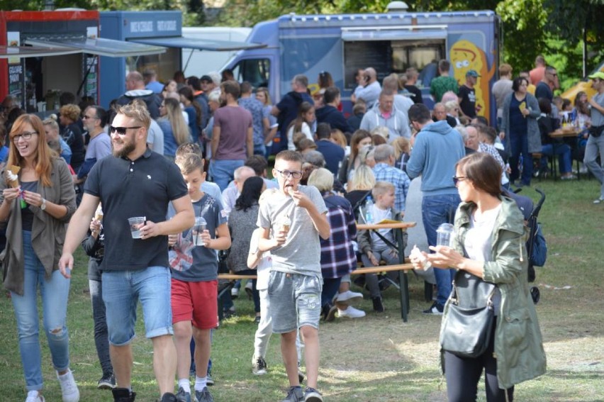 Szamotuły. W Parku Zamkowym trwa Food Truck Festiwal!