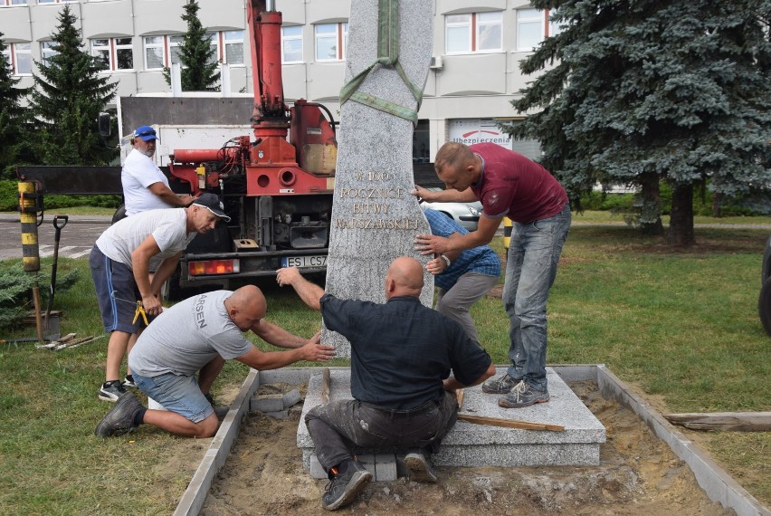 Pomnik bohaterów roku 1920 już stanął w centrum Sieradza -