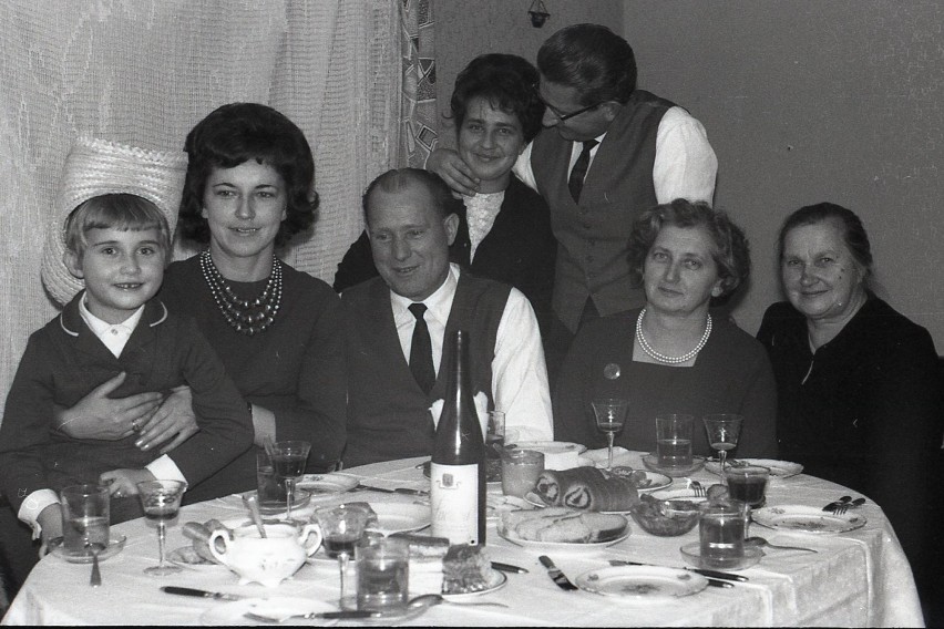 Przyjęcie w sieradzkiej rodzinie w latach 60. Poznajecie u kogo? ZDJĘCIA
