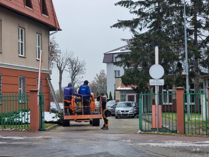 Najbliższy parking dla interesantów puckiej komendy znajduje...