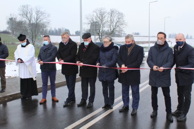 Od lewej: ks. dr Andrzej Krasiński, wykonawca inwestycji Andrzej Kurda, wicewojewoda Józef Ramlau, wójt Janusz Tyburski, przewodnicząca rady Wiesława Sokołowska, były minister rolnictwa i poseł Jan Krzysztof Ardanowski, burmistrz Paweł Grzybowski i wicestarosta Piotr Czarnecki.