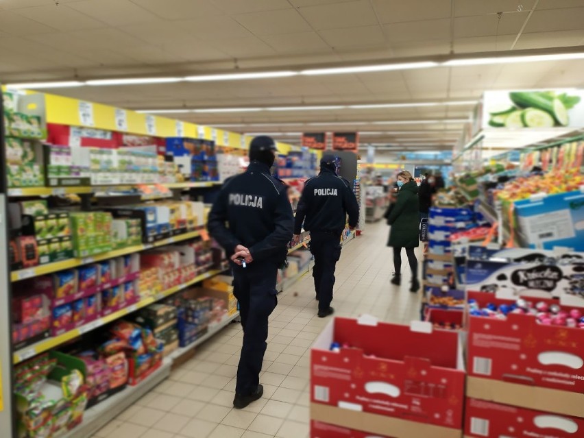 W tucholskich marketach spotkasz… policjantów! Sprawdzają stosowanie zasad bezpieczeństwa