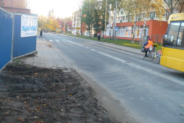 Wyjazd z placu budowy komendy policji jest na ulice Staszica i Warszawską. Nie zawsze jest tam czysto.