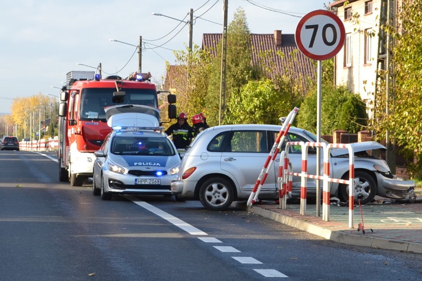 Wypadek w Zawierciu-Kromołowie, samochód uderzył w metalowe bariery [ZDJĘCIA]