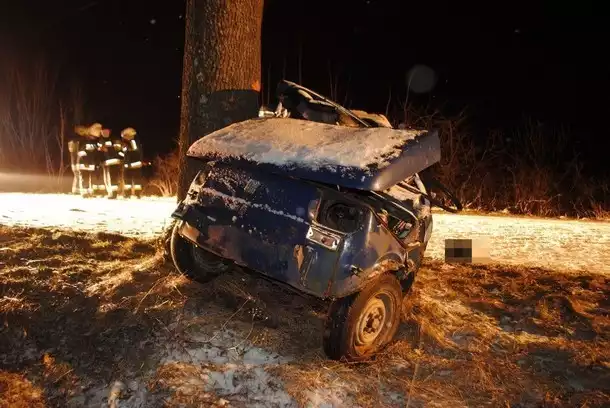 Pijany kierowca w  niedzielę (17.03) uderzył drzewo.  Do zdarzenia doszło na drodze Strączno- Nakielno gmina Wałcz.

Po godzinie 20.00 dyżurny komendy otrzymał telefoniczne zgłoszenie o kierowcy, który uderzył osobówką w drzewo. Do zdarzenia doszło na drodze Strączno- Nakielno gmina Wałcz. Przybyli na miejsce policjanci wstępnie ustalili, że kierujący pojazdem osobowym marki Ford Focus na prostym odcinku drogi zjechał na prawe pobocze i uderzył w przydrożne drzewo.

Kierowca jechał sam i jak się później okazało był nietrzeźwy. Wynik badania wykazał 0,43 mg/l alkoholu w wydychanym powietrzu. Mężczyzna doznał obrażeń klatki piersiowej oraz głowy i został przetransportowany do szpitala w Wałczu.

Karambol pod Stargardem Szczecińskim - Tychowo - zdjęcia

Wałcz: Pijany kierowca uderzył w drzewo