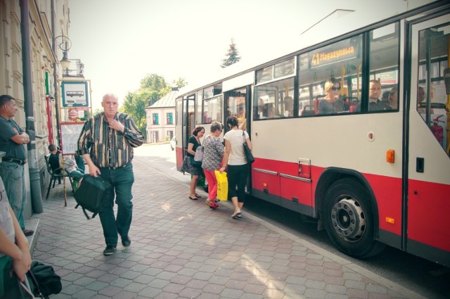 Jacek Klimek (na zdjęciu) mówi, że podczas upałów pokonanie kilku przystanków w rozgrzanym autobusie jest męczarnią. - Myślałem, że nie dojadę do krewnych, tak strasznie było gorąco - mówi