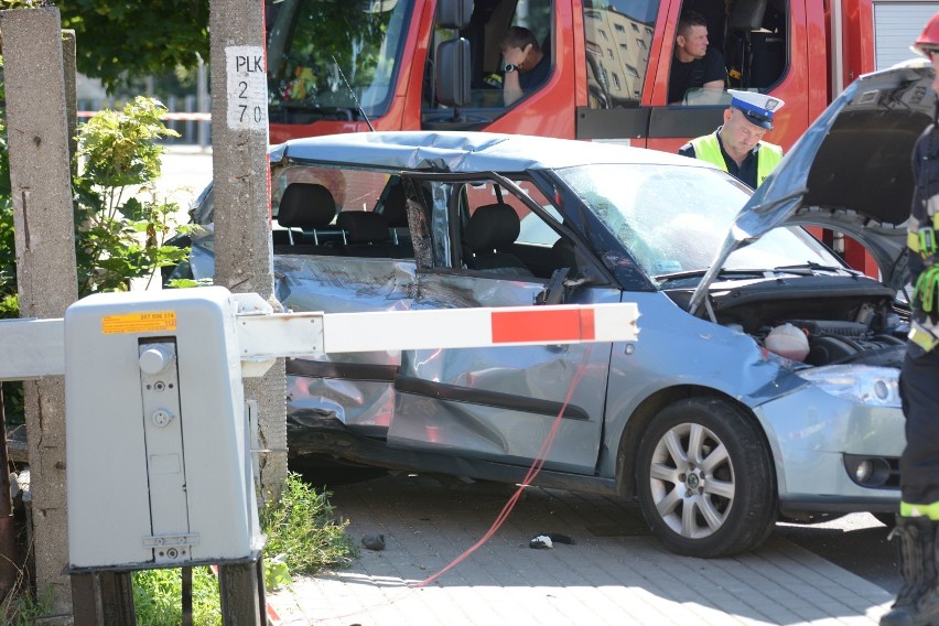 W Grudziądzu ominął rogatkę i wjechał prosto pod pociąg. Trzy osoby w szpitalu  [wideo, zdjęcia]