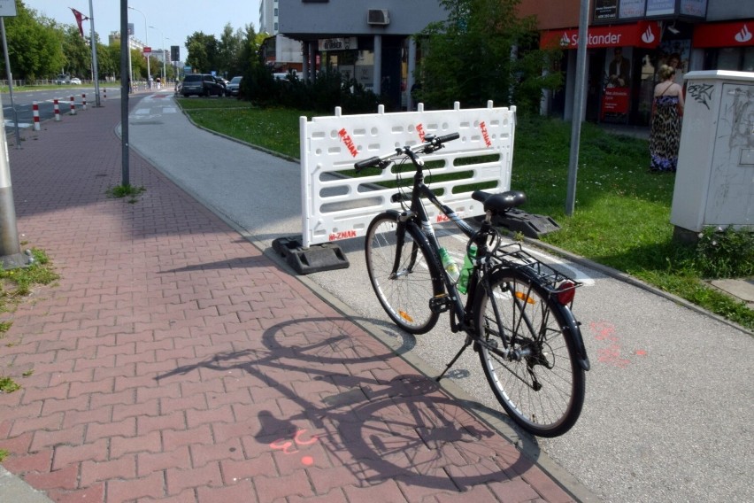 Zamknięte przejazdy rowerowe na ulicy Warszawskiej w Kielcach. Dlaczego? Zobacz zdjęcia