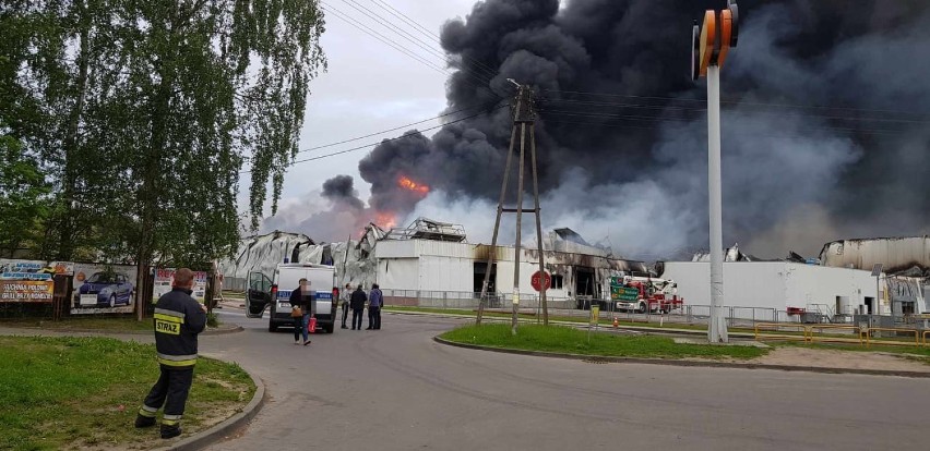 Ogromny pożar w Skórczu. Spłonęła hala produkcyjno - magazynowa firmy Iglotex. Nie ma zagrożenia środowiskowego!