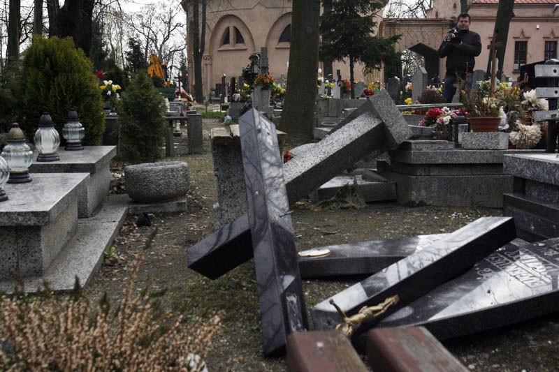 Legnica: Zniszczone groby na Cmentarzu Komunalnym (ZDJĘCIA)