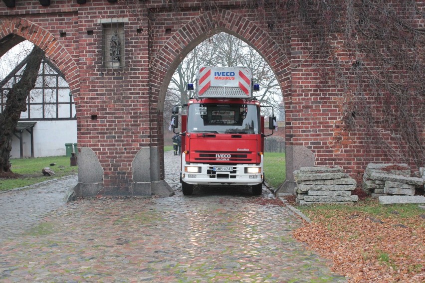 Malbork: Strażacy zawodowi ćwiczyli na zamku. Inspekcja w OSP Nowy Staw