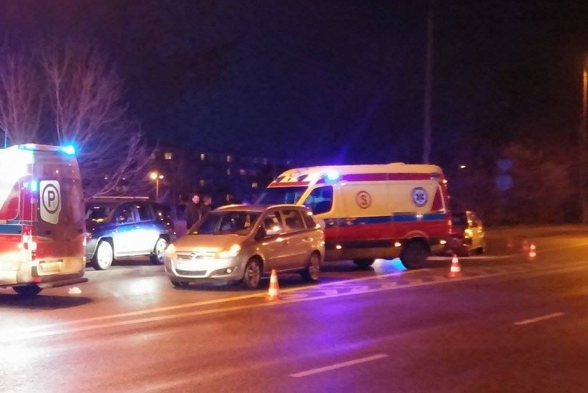 Groźny wypadek na Leśnym w Bydgoszczy. Zderzyły się trzy samochody 