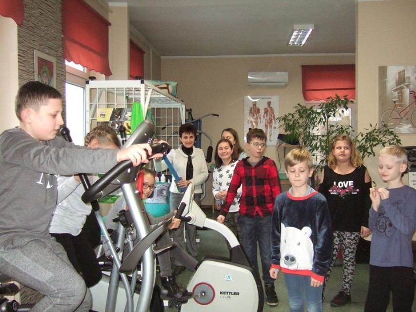 Biblioteka Pedagogiczna w Chodzieży zorganizowała "Ferie z książką". Dzieci bawią się świetnie!