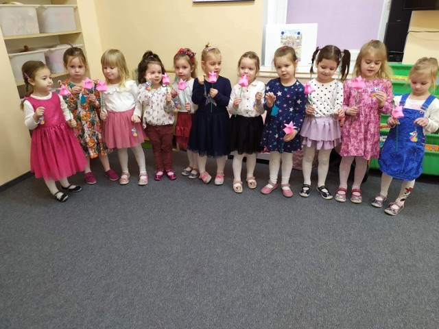 Dzień Kobiet 2023. Dziewczynki z grupy 3 i 4-latków przedszkola w Stefanowie, świętowały. To był wyjątkowy dzień