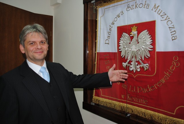 Dyrektor Krzysztof Pydyński z dumą prezentuje szkolny sztandar