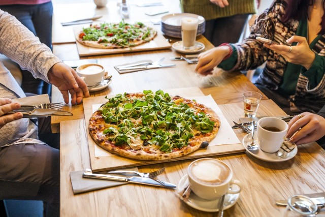 Znany ursynowski lokal Sypka Mąka otworzył się w zeszłym roku na Żoliborzu przy ul. Rydygiera 13 pod nazwą Sypka Mąka i Masło. W restauracji znajdziemy proste, autorskie dania. Odnajdziemy tu mocne inspiracje kuchnią włoską, ale i nawiązania do kuchni rodzimej.

Nowa restauracja Jurka Sobieniaka (szefa kuchni i restauratora, właściciela restauracji Sypka Mąka na Ursynowie i sieci Niezłe Bydło, technologa żywności i eksperta gastronomicznego) to pożywne śniadania, obiady i kolacje w przyzwoitych cenach. Za pizze zapłacimy tu od 22 do 34 zł, za makarony od 33 do 36 zł. Krem z pomidorów to wydatek rzędu 12 zł, kruche policzki wieprzowe z marynowanymi burakami na prażonej gryce - 38 zł.