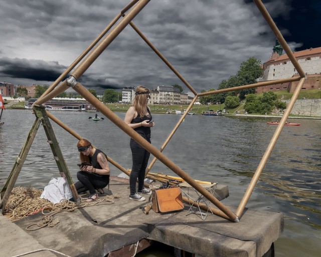 "Kubik wędrowny" znów w podróży. Tym razem płynie Wisłą na Hel