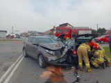 Wypadek trzech samochodów na skrzyżowaniu w Dąbrowie Tarnowskiej. Pojazdy mocno rozbite, interweniowała straż pożarna